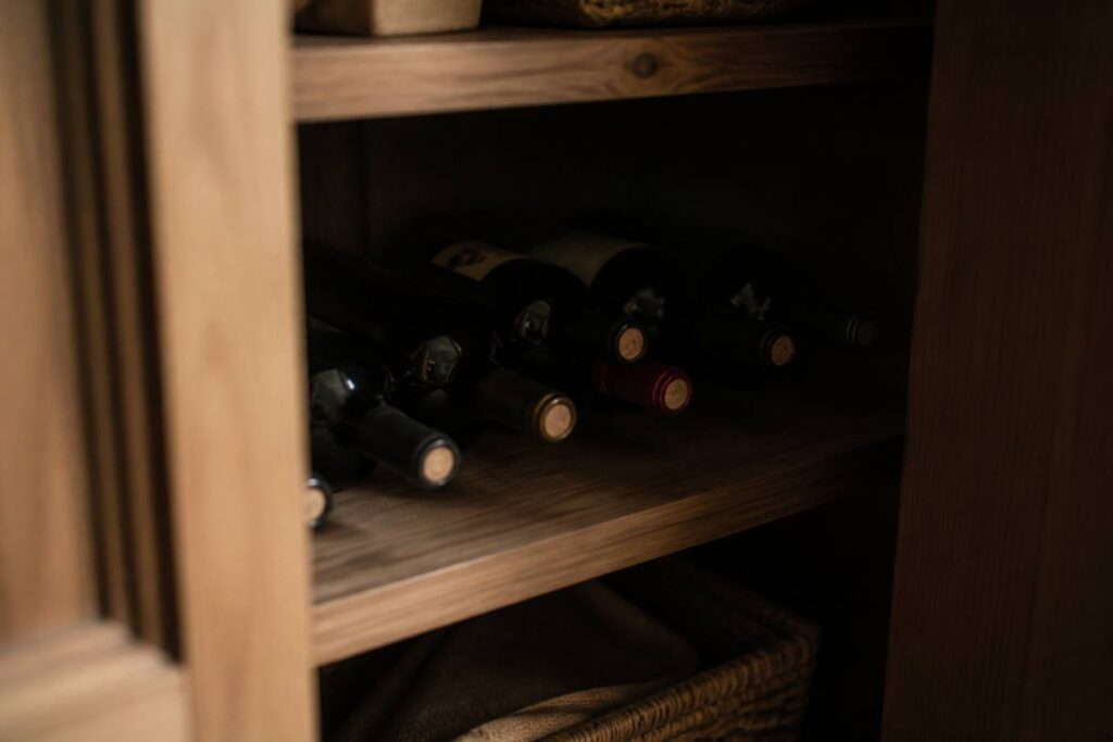Bouteilles de vin couchées sur une étagère de placard sombre